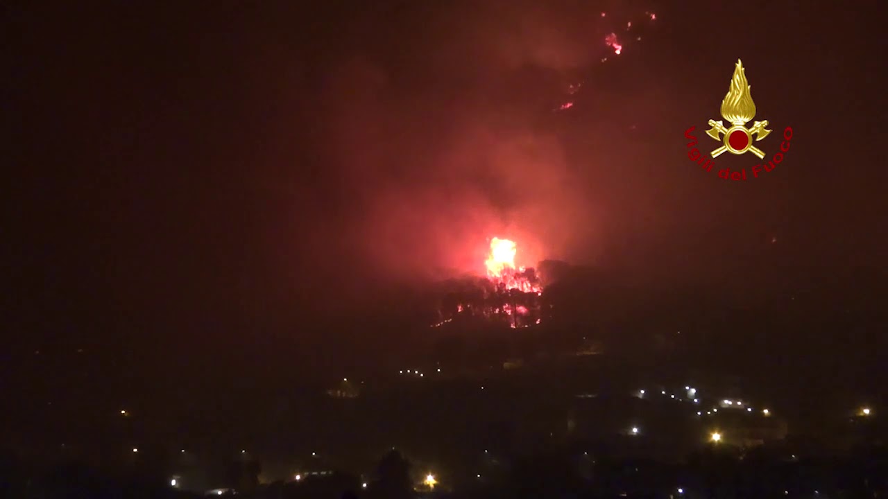 Vigili del fuoco. Incendio #Altofonte - YouTube