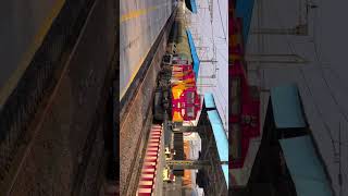 #IndianRailways​ #WAP7​ #TrainOvertake​#ElectricLoco​ #TrainReel​ #LocomotivePower​ #RailwayShorts​