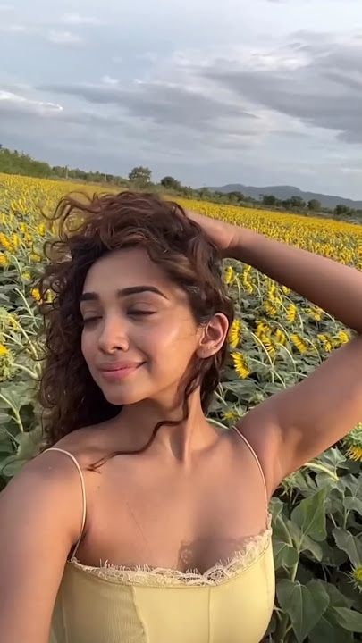 Saanve Megghna latest hot reel and navel show #actress_meats #saree #navel #dance #mallu #vijaytv