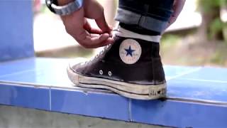 Cordones atados al tobillo en converse altas -