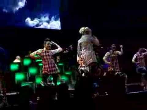 Gwen Stefani Live Wind it up