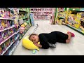 Amira dort dans le magasin de jouets￼