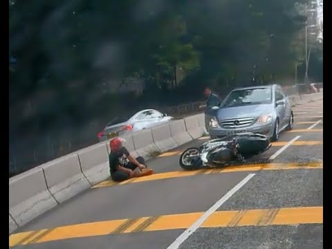 車CAM直擊 - 古古惑惑咁喎...電單車跟住Tesla出閘，再放個車牌落Tesla車頭箱 🤔🤔🤔🤔