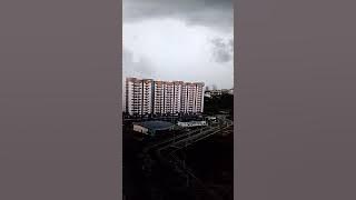 Awan hitam bersama kilat dan Hujan diufuk timur.Awan kuning merah di ufuk barat . Julai 2024
