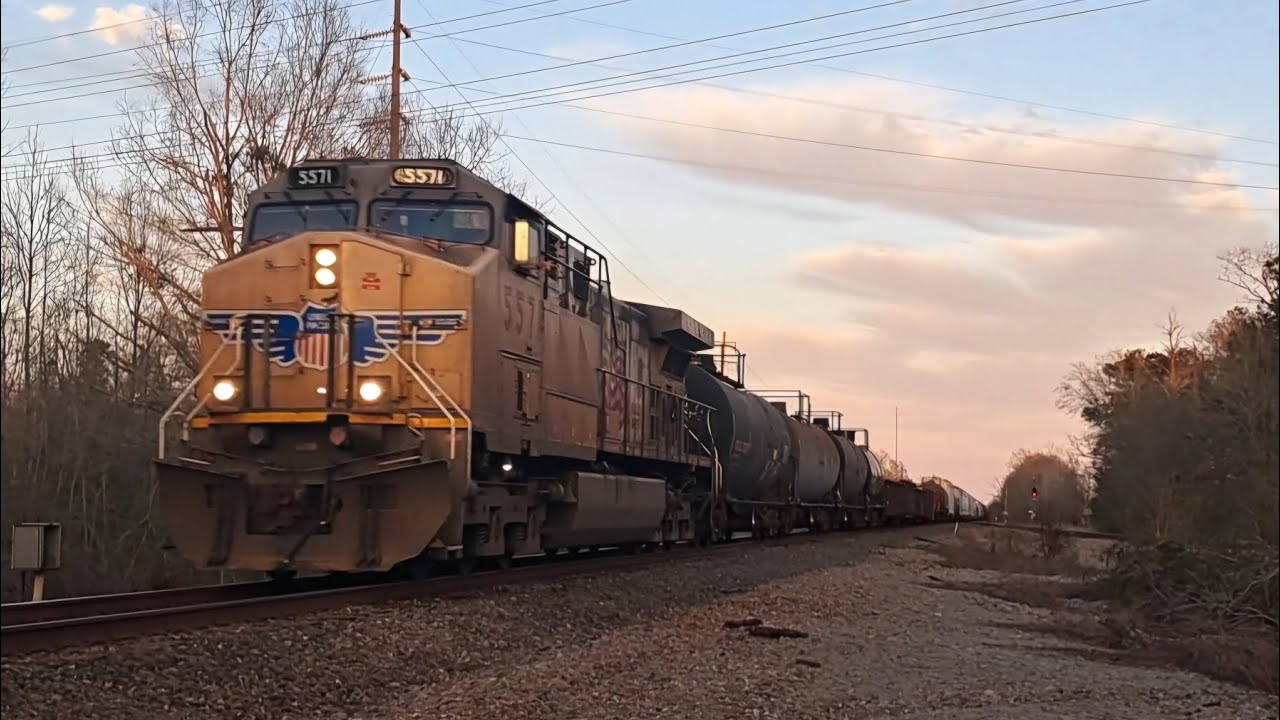 F NF K3HA/AC44! UP #5571 leads a fast/long WB UP M-NOEWB27 out of ...