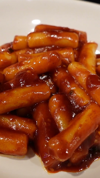 trying trader joe's tteokbokki (spicy korean rice cakes)