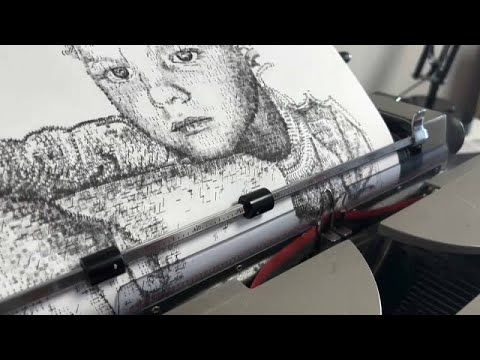شاهد كيف يحول فنان بريطاني آلة الرقن إلى ريشة للرسم