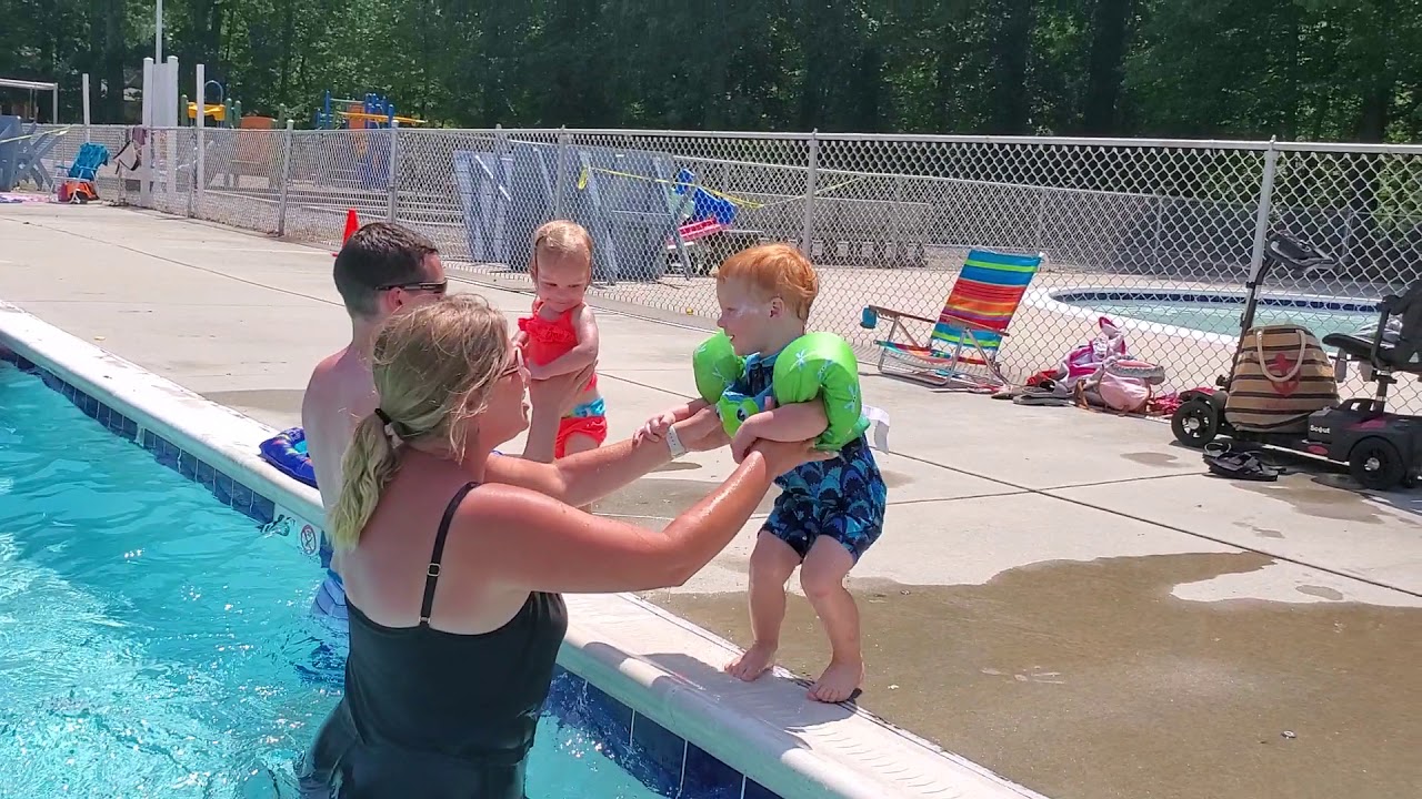 Holden and Olivia pool jumping - YouTube