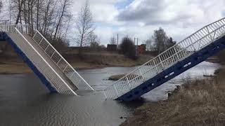 В поселке Борисоглебском обрушился мост через реку Устье.