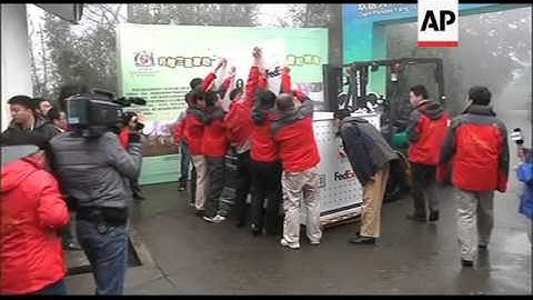 Pandas Tian Tian and Yang Guang begin their journey to Edinburgh Zoo
