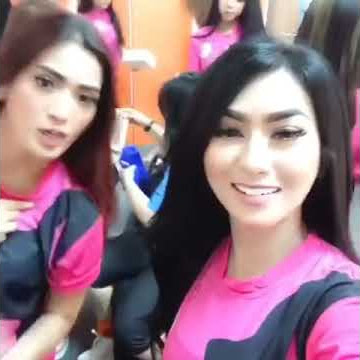 cupi cupita di ruang ganti baju bersama artis lain sebelum manggung