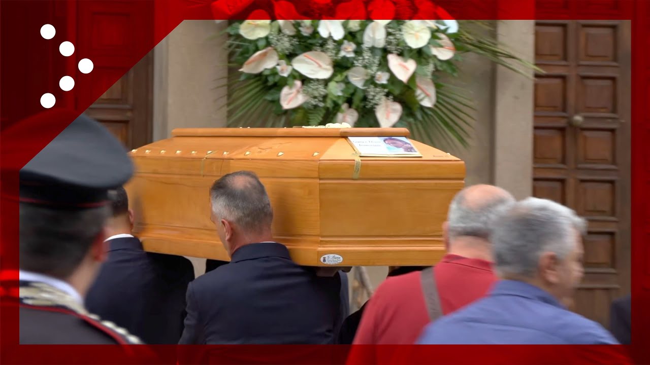 Il feretro di Giulia Tramontano arriva alla Parrocchia di Santa Lucia a Sant'Antimo per i funerali