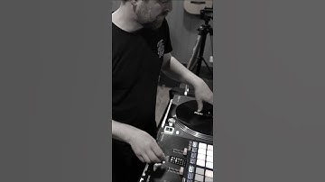 LIVE LOOPING: Synths & Scratching #short #shorts #shortsvideo #scratchdj  #livelooping  #synth #dj