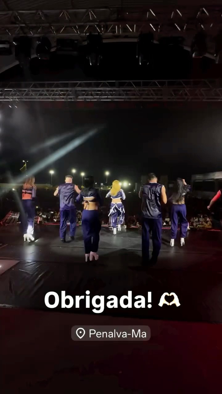 Joelma se despedindo de show cheia de energia