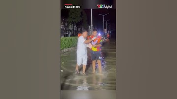 Kịp thời đưa cháu bé từ vùng lũ bị hóc dị vật đi cấp cứu | VTV24