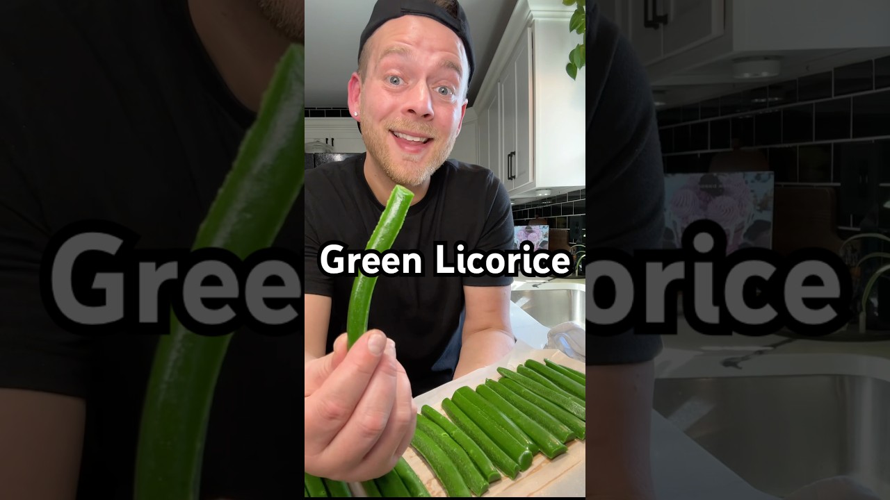 Домашняя зеленая лакрица с добавлением Kool-aid для ароматизации. По текстуре больше похожа на ир...