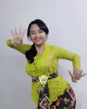 Tik tok bukan cinta biasa fersi tari bali (Ayu puspa) 😍