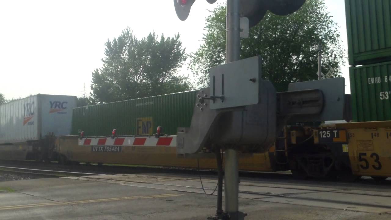 UP 3882 leads 5 unit consist on slow eastbound intermodal - YouTube
