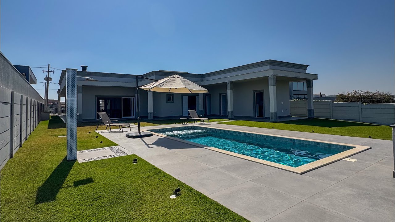 Casa Térrea em Condomínio | 1.500 m² de terreno, piscina aquecida e fundo para mata!