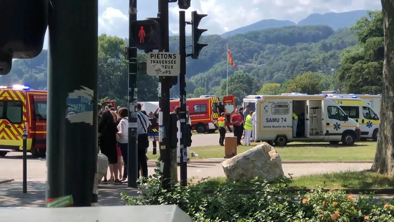 Homem fere quatro crianças com faca na França | AFP