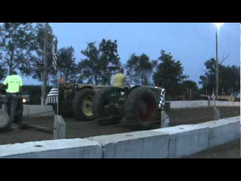 Boutwell & Mina - Oliver 88 & Minnie Moline Rosholt Pull 2010.MPG