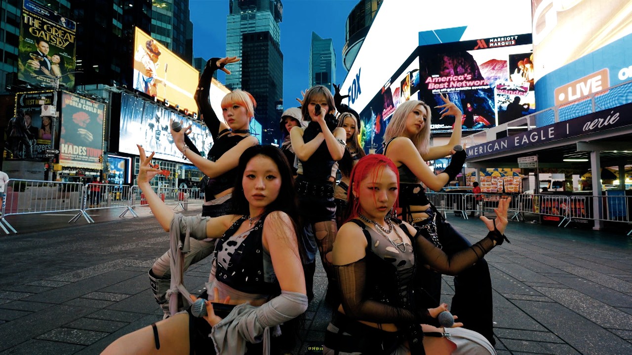 HANA / ROSE - Performance in Times Square -