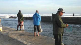 Pescadores na barra do Camacho-Jaguaruna SC
