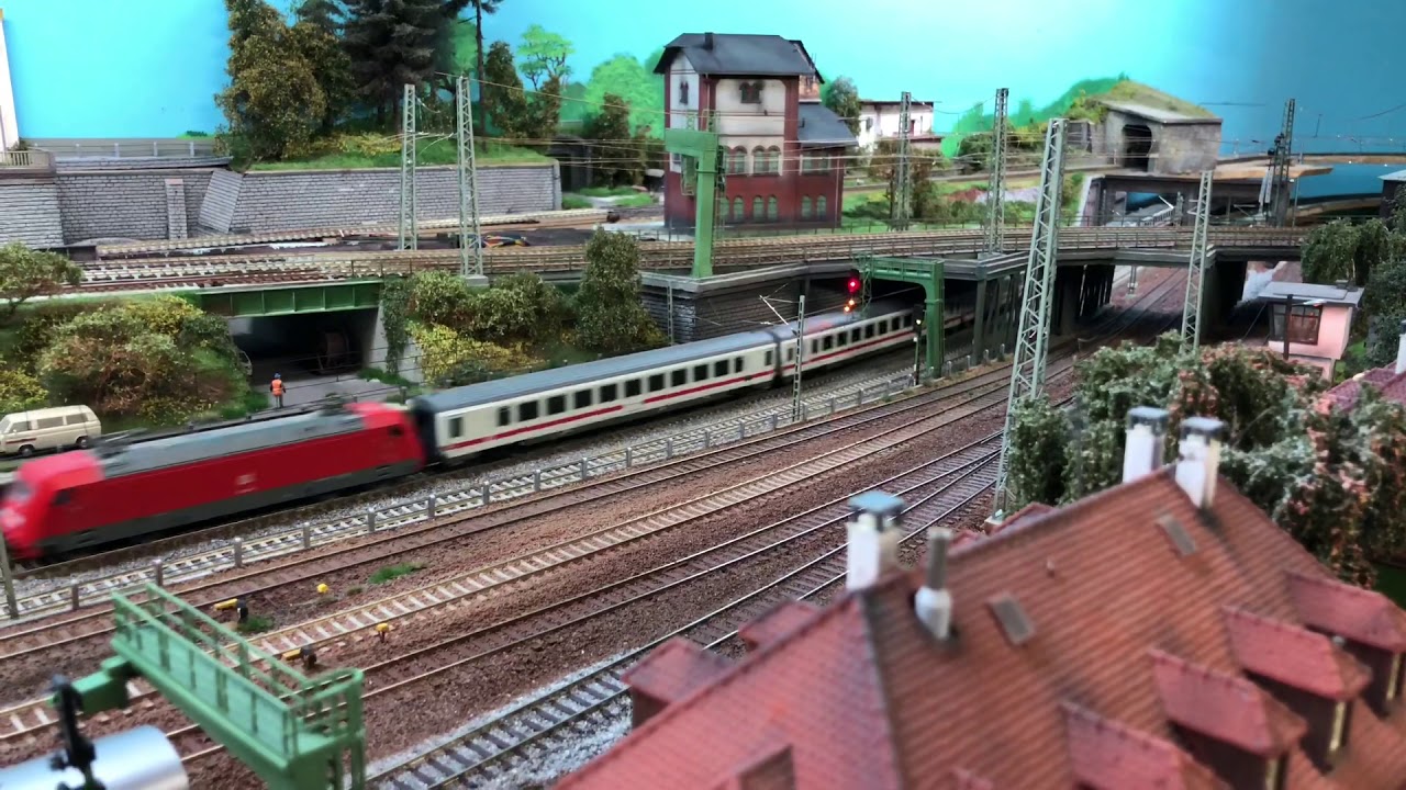 Viel los auf der H0 Garagen-Modellbahn