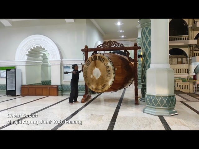 Suasana  menjelang Adzan Subuh - Cara Pukul Bedug Masjid Agung Jami'Kota Malang class=