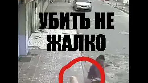 Собака писает на человека😂