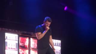 Brett Eldredge sings "Time Well Spent" live at the Pacific Amphitheatre