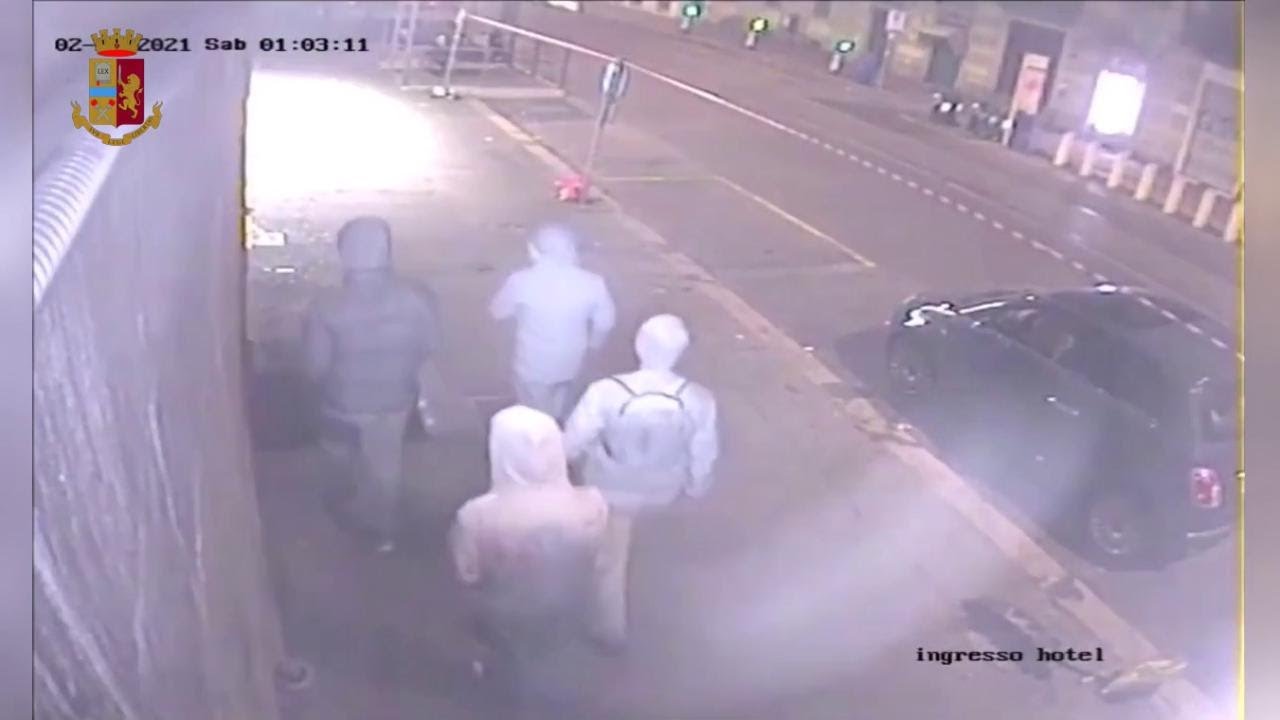 Torino, la baby gang rapina l'hotel coltelli in pugno e fugge in monopattino