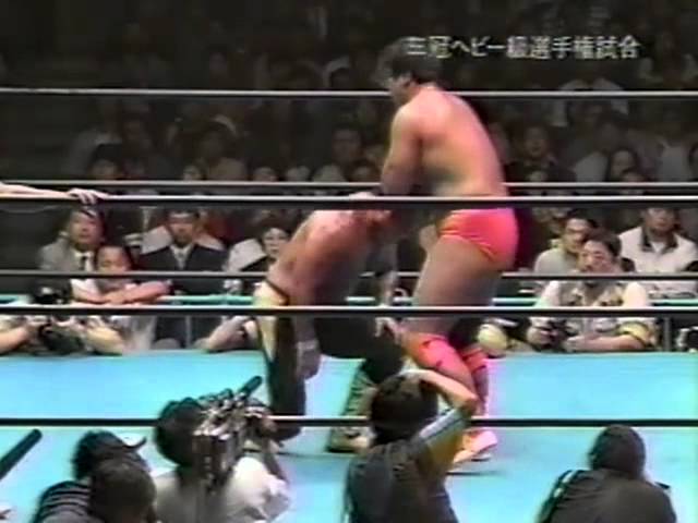 三沢 vs 小橋 1998.10.31 三冠戦 - YouTube