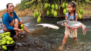 Big catfish with young mango sauce grilled for lunch- Survival cooking in forest