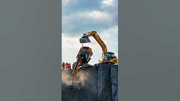 Excavator hangs over a cliff - a second person saves it 🚧🏗️🔥 #excavator #crane #building #crash
