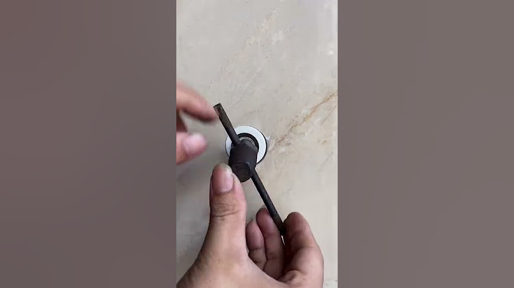 水龙头断墙里面，怎么办。一般找师傅取断丝。取不出来，还得砸墙换内丝弯。他来了，他来了#shorts