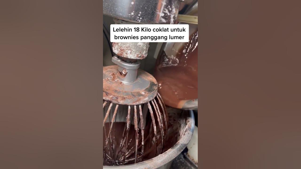 Potongan coklat untuk membuat brownis panggang lumer viera oleh oleh pekanbaru