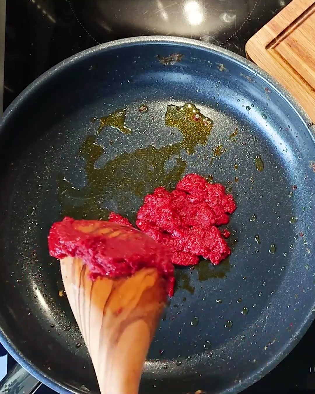 Storytime: Den Tomatenmark-Blob für eine schnelle Tomatensoße bezwingen ...