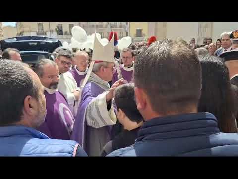 Manfredonia, lungo applauso all’uscita del feretro del maresciallo Francesco Pastore