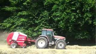 Heuernte 2012 Rundballenpressen mit New Holland M 135 und Welger RP 220