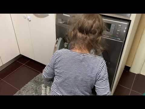 My daughter is washing her clothes alone | Karina isi spala hainele singura #activitati #copii #3ani