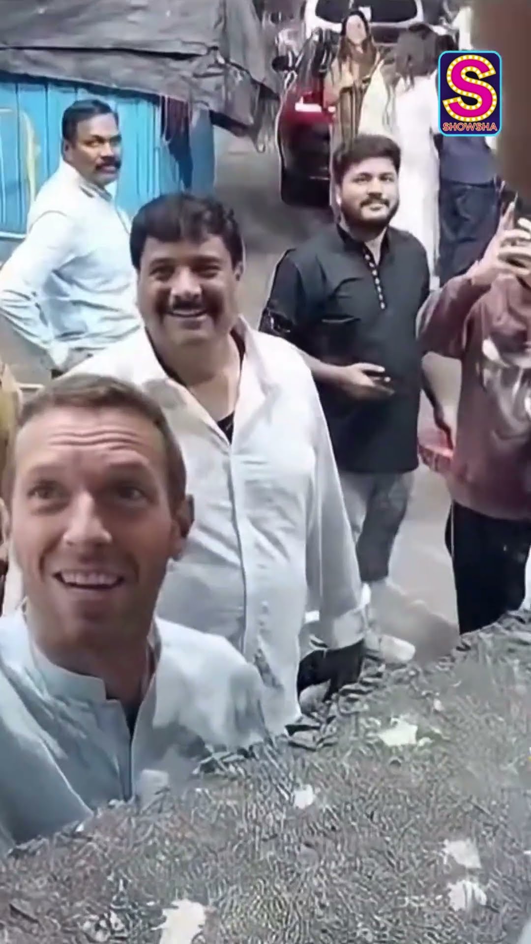 Chris Martin And Dakota Johnson Embrace Spirituality At Mumbai's Babulnath Temple | Coldplay N18S