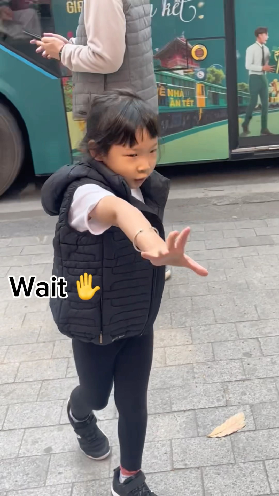 (Golf familyVN) em bé cute đợi xe buýt ? bị xe bus đi mất ?#funny #cute#shorts