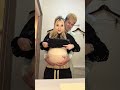 9ヶ月目の妊婦のお腹を持ち上げる