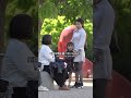 【感動の一分間】10代で母親になった女性に不快な言葉を言う人を見かけたら、あなたならどうする? #shorts #socialexperiment #kindness #感動 #社会実験