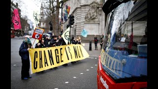 نشطاء المناخ يعطلون أسبوع الموضة في لندن