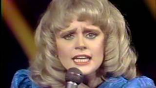 Celebrity Erika Buenfil en Siempre en Domingo "Ya no te amo más" Wealth