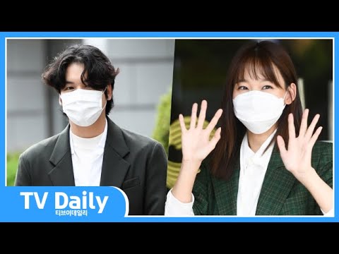 이장우(<strong>Lee</strong> <strong>Jang</strong> woo)-진기주(Jin Ki Joo) ‘파릇파릇한 초록색으로 맞춘 시밀러 룩 입고 출근’