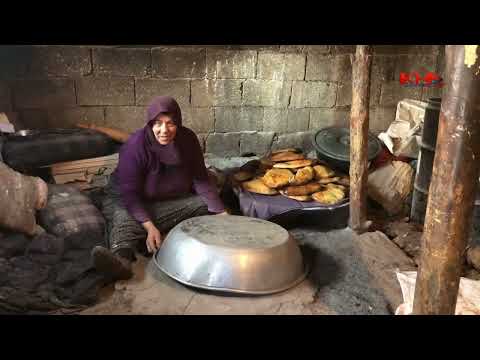 Köy tandırında yöresel yiyecekler pişiriyor