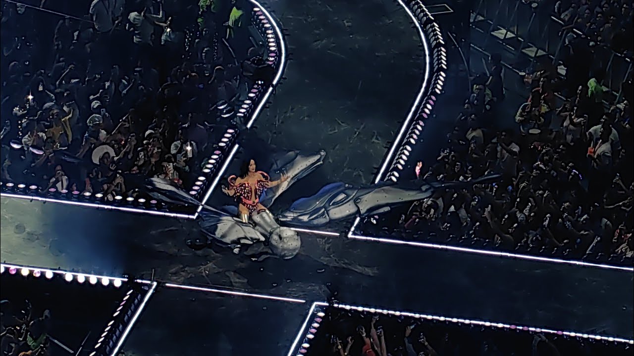 Katy Perry performs ROAR 